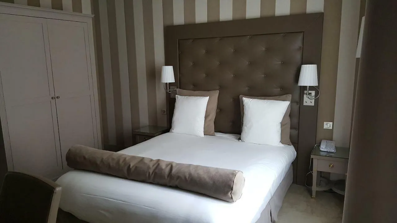 Saint Cyr Etoile 3* Paris